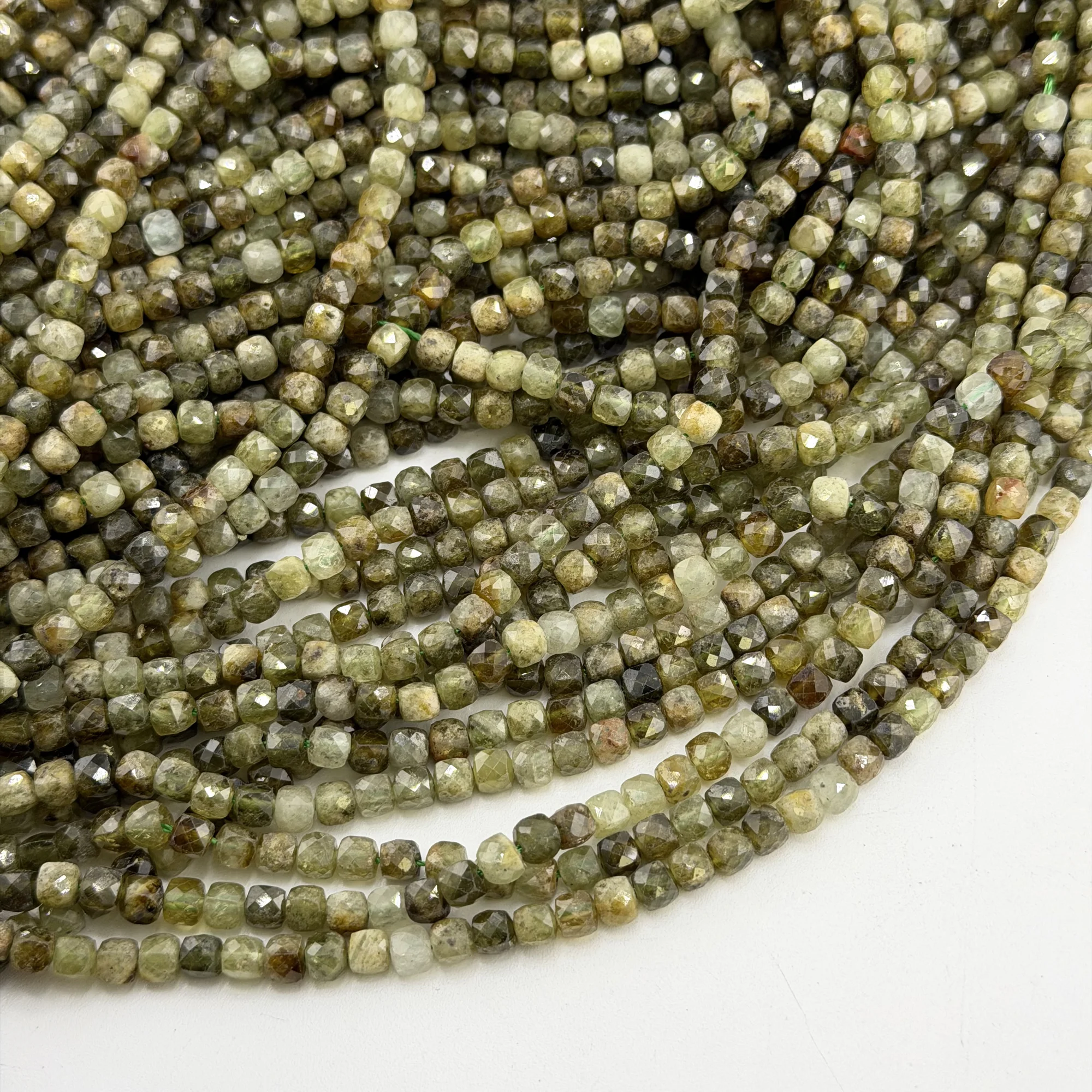 Гранат зелёный Куб гран. 5мм