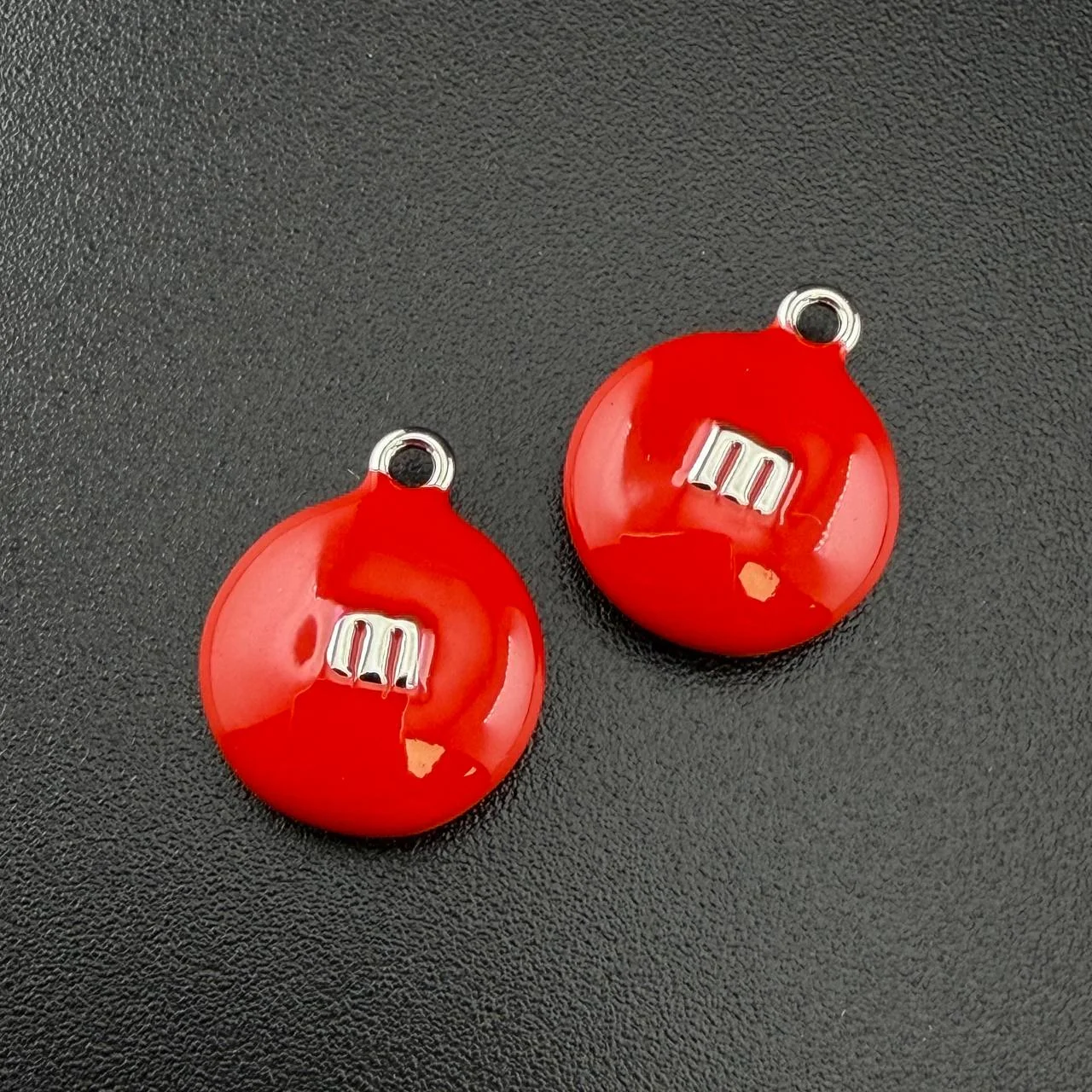 Подвеска M&M 13*16мм сер. красн. уп2шт