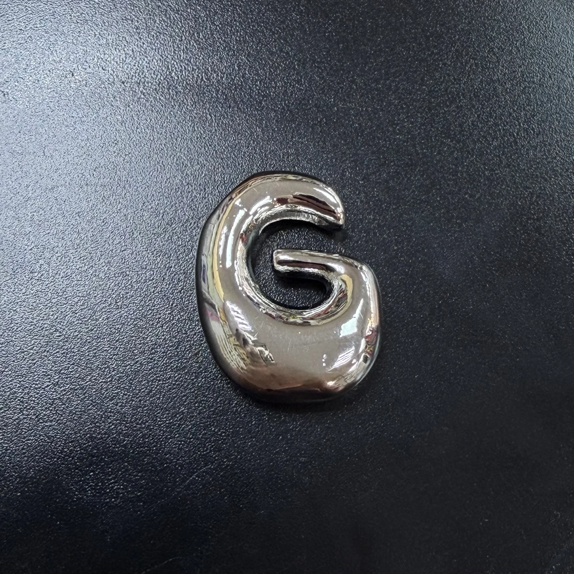 Подвеска Буква G 15х22мм сер.