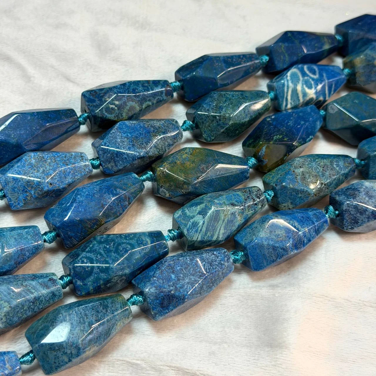 Коралл (окамен.) 14*30мм син. нить 40см Галт. гран.
